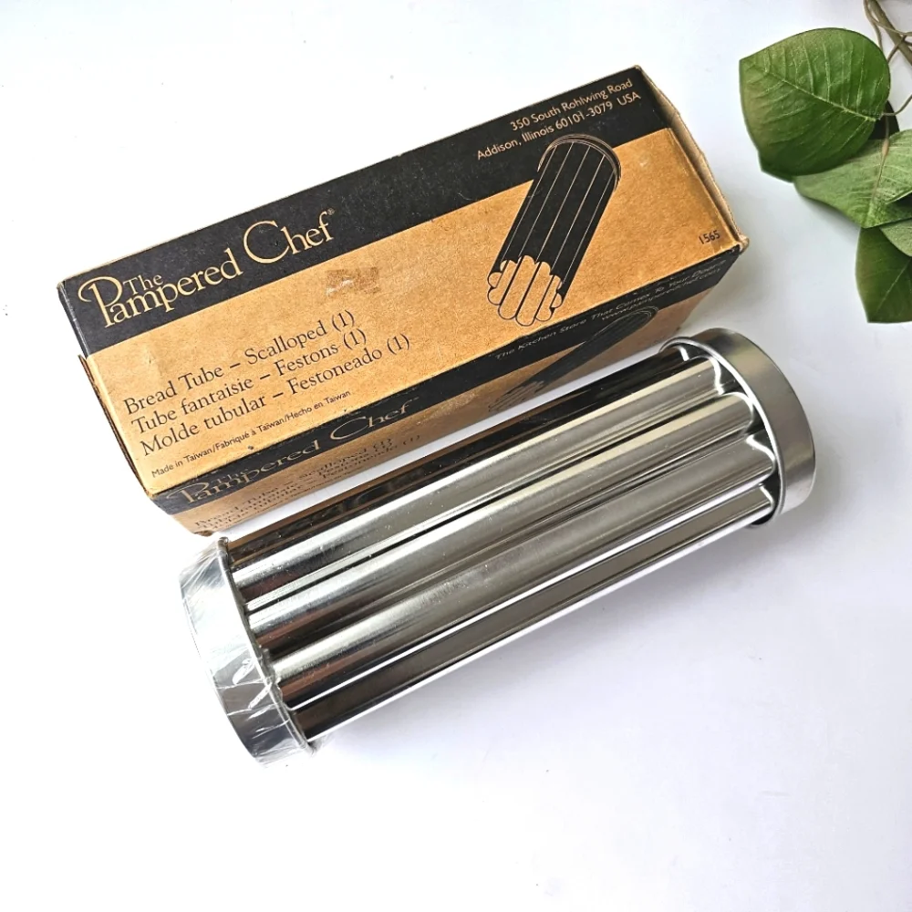 NEW The Pampered Chef Bread Tube Scalloped, Illinois USA Made in Taiwan
